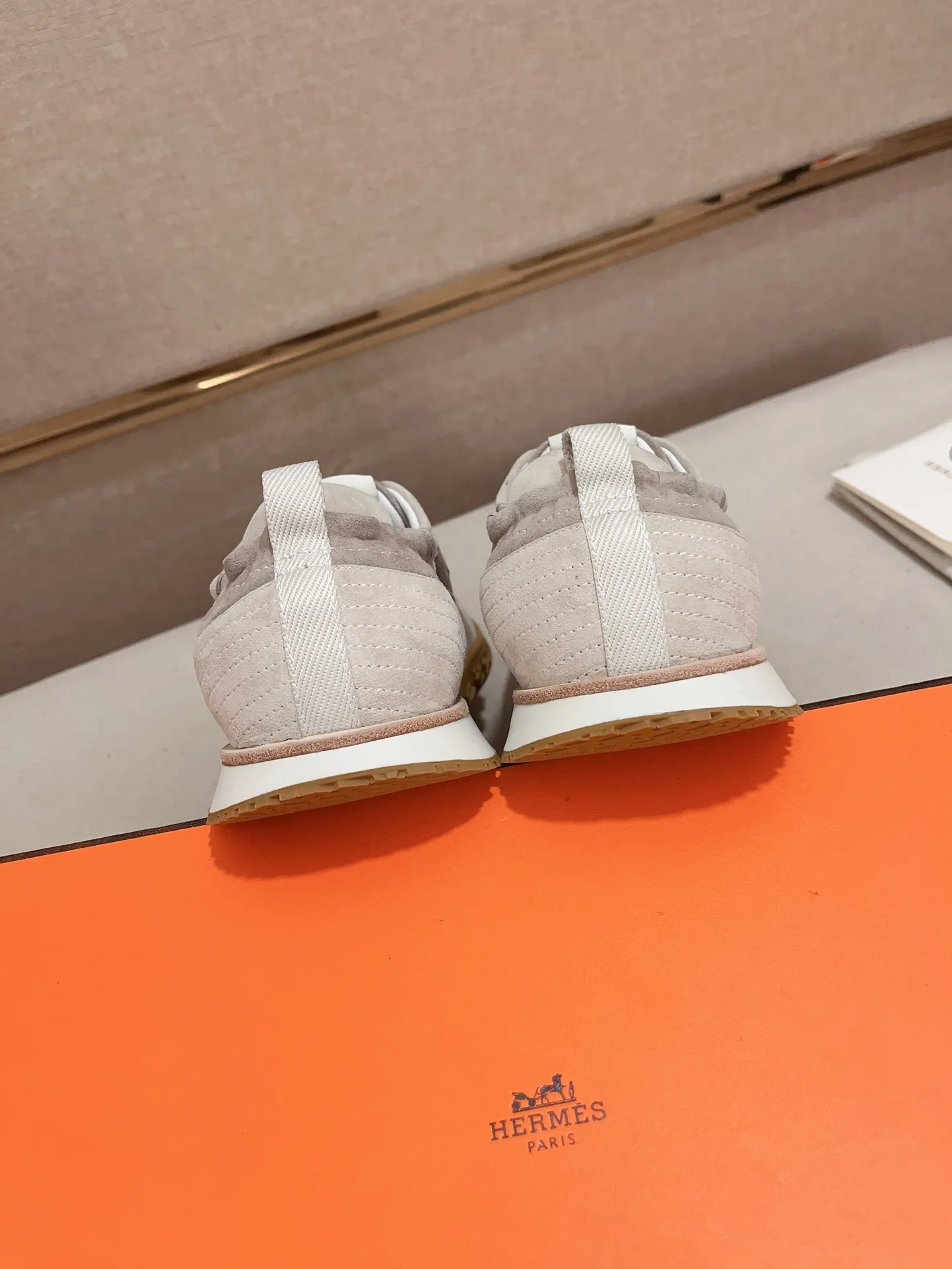 Men's men's shoes 💰: 720💰 Hermes top version # Couple style 💏 24ss casual sneakers Suede goatskin sneakers decorated with contrasting patterns and iconic "H" details, beautifully packaged at the delivery counter 🛍📦 Fabric: suede + cowhide Lining: mixed sheep lining Outsole: original TPU Bottom thickness: 2CM Size: 35-44